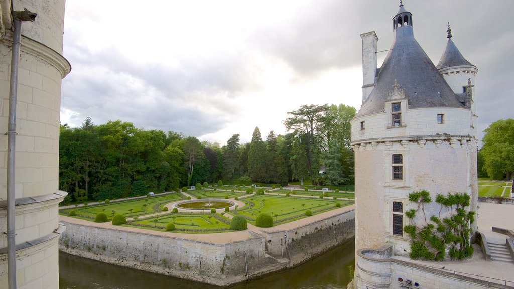 Chateau de Chenonceau which includes a garden and château or palace