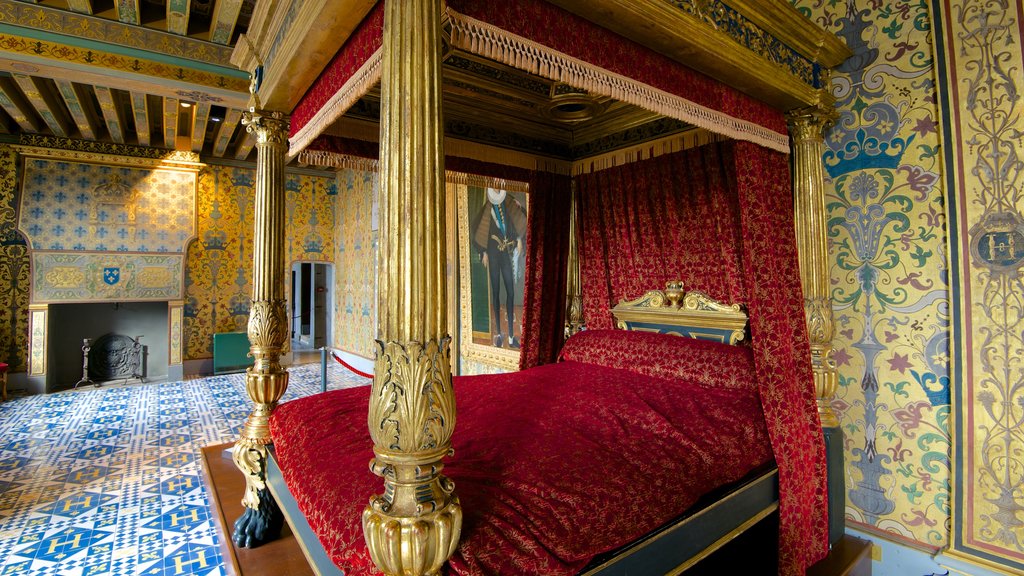 Chateau de Blois caracterizando vistas internas e um pequeno castelo ou palácio