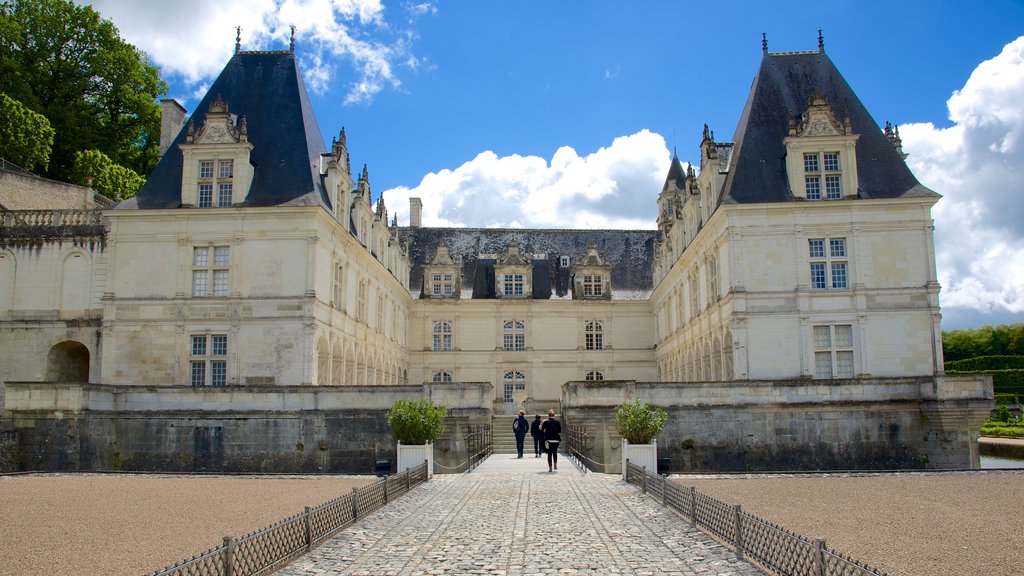 Chateau de Villandry ofreciendo un castillo y elementos del patrimonio