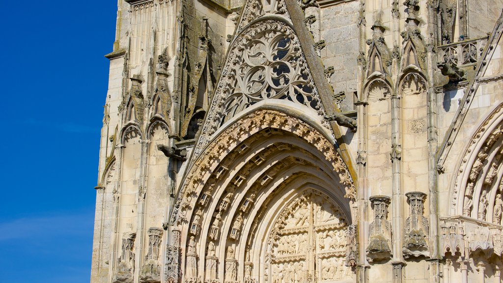 Catedral de Bourges que incluye arquitectura patrimonial y una iglesia o catedral