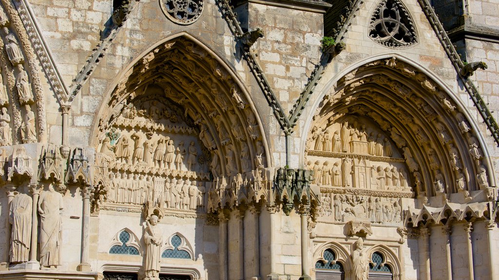 Catedral de Bourges que inclui arquitetura de patrimônio e uma igreja ou catedral