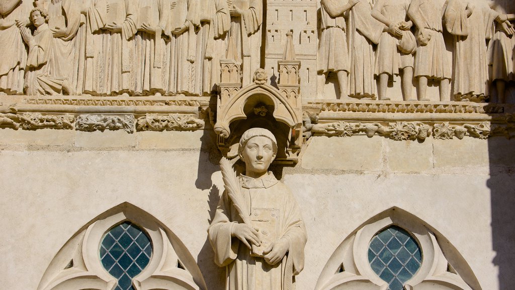 Kathedrale von Bourges welches beinhaltet historische Architektur und Kirche oder Kathedrale