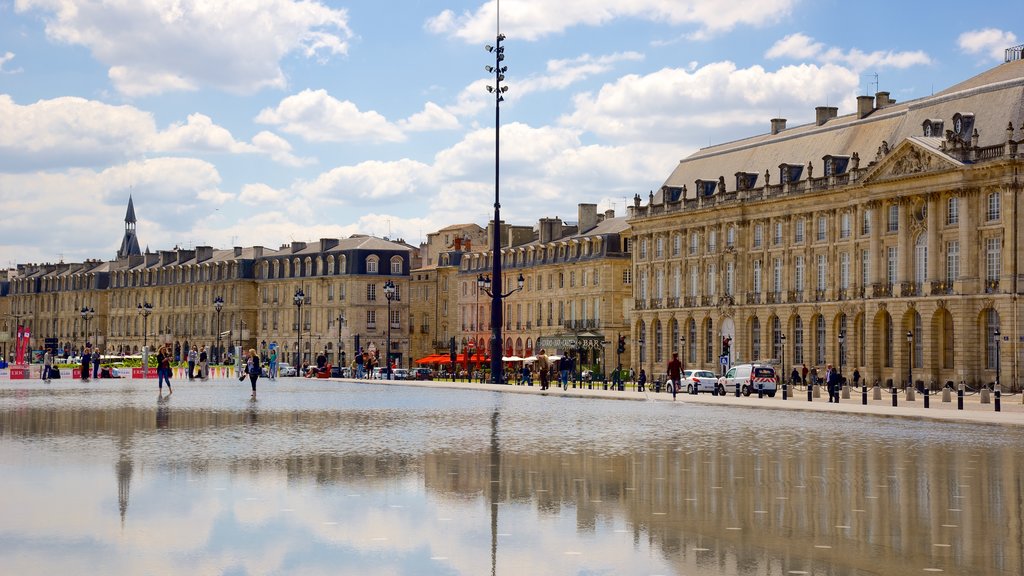 Place de la Bourse som inkluderar historisk arkitektur och ett torg