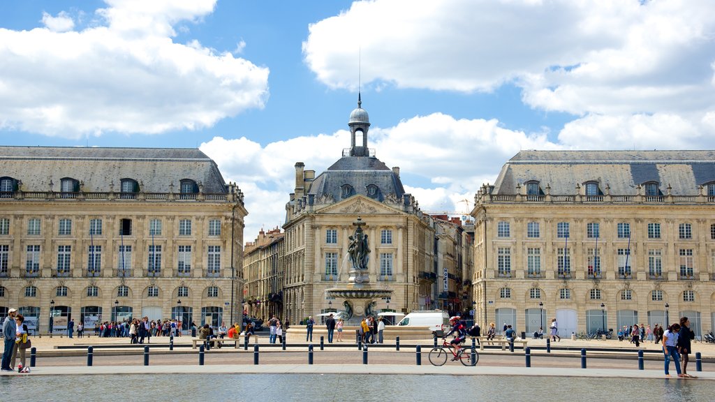 Place de la Bourse que incluye arquitectura patrimonial y una plaza