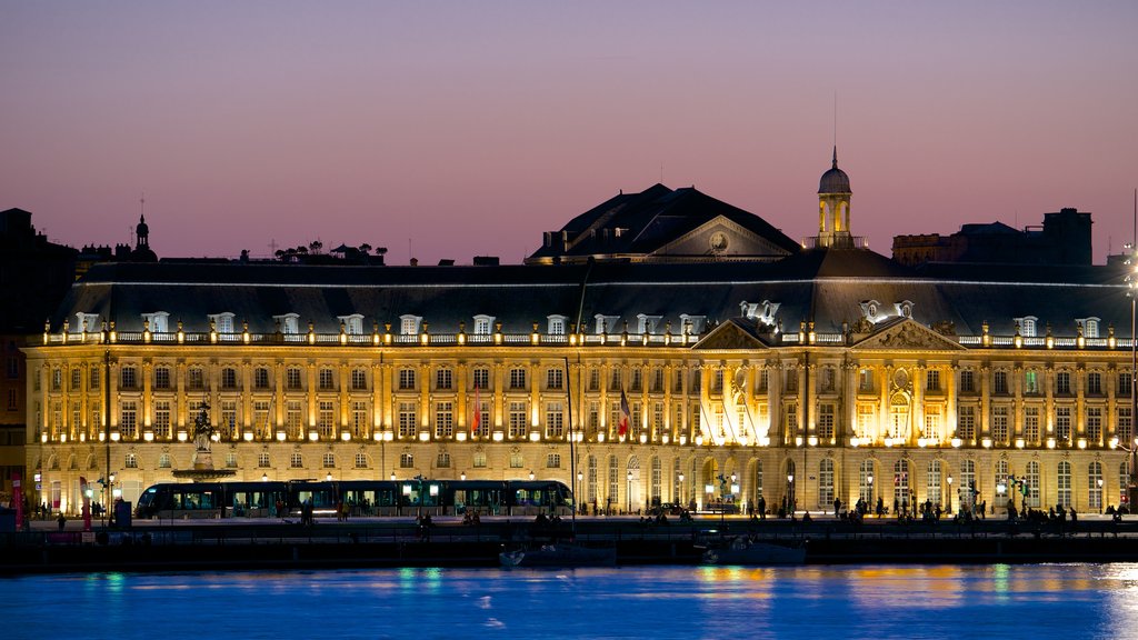 Place de la Bourse mettant en vedette patrimoine architectural, bâtiment public et scènes de nuit