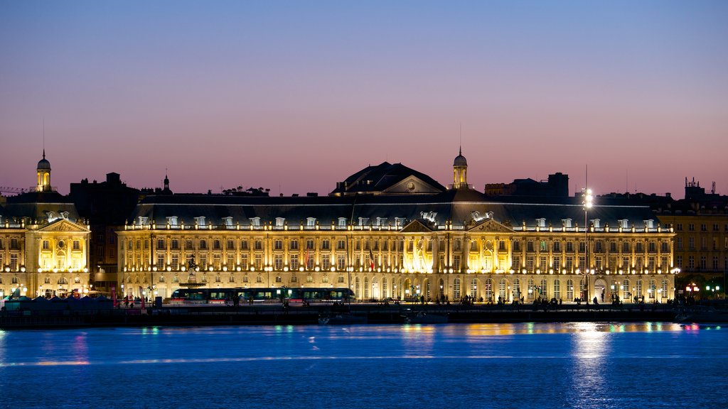 Place de la Bourse mettant en vedette scènes de nuit, rivière ou ruisseau et patrimoine architectural