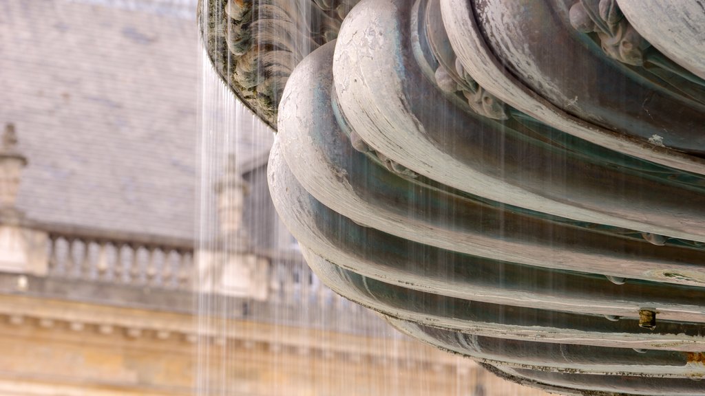 Place de la Bourse featuring a fountain