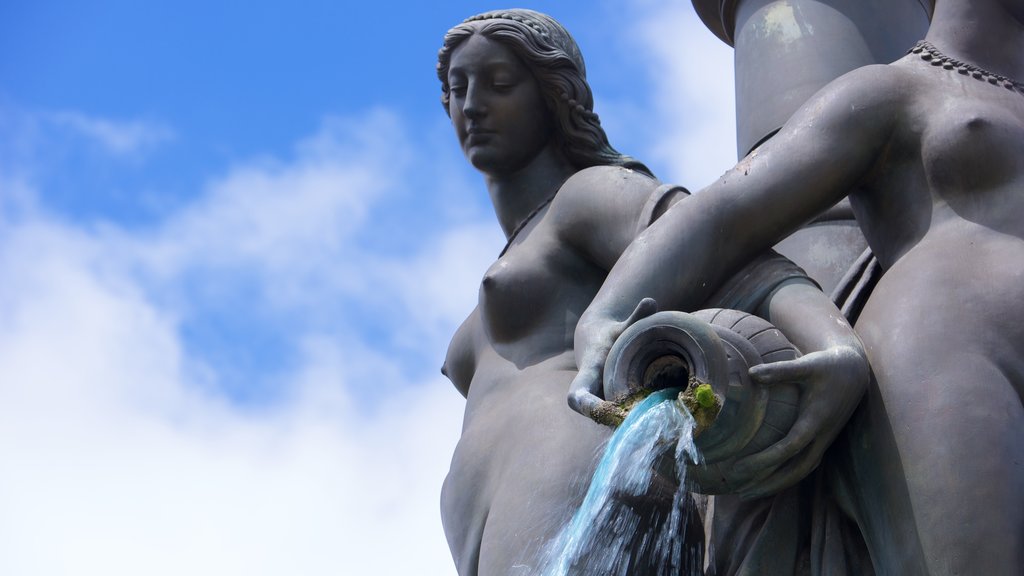 Place de la Bourse featuring a statue or sculpture and a fountain