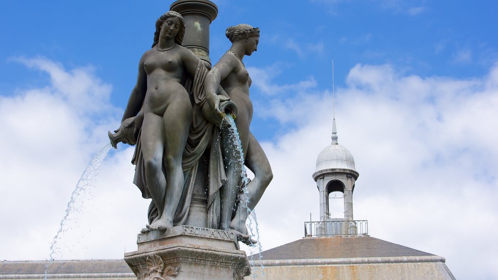 Place de la Bourse qui includes une fontaine et une statue ou une sculpture