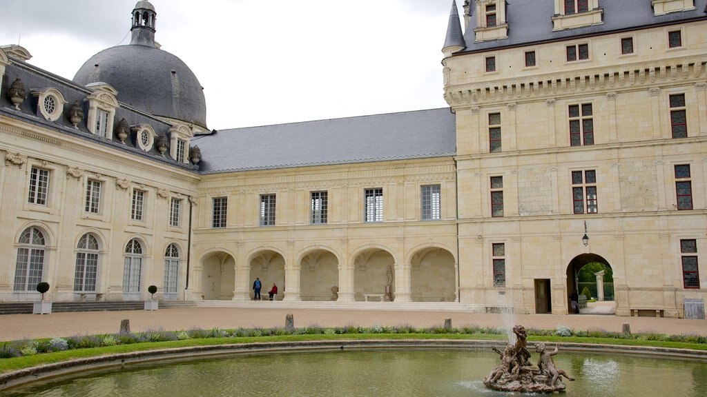 Chateau de Valencay showing a fountain and a castle