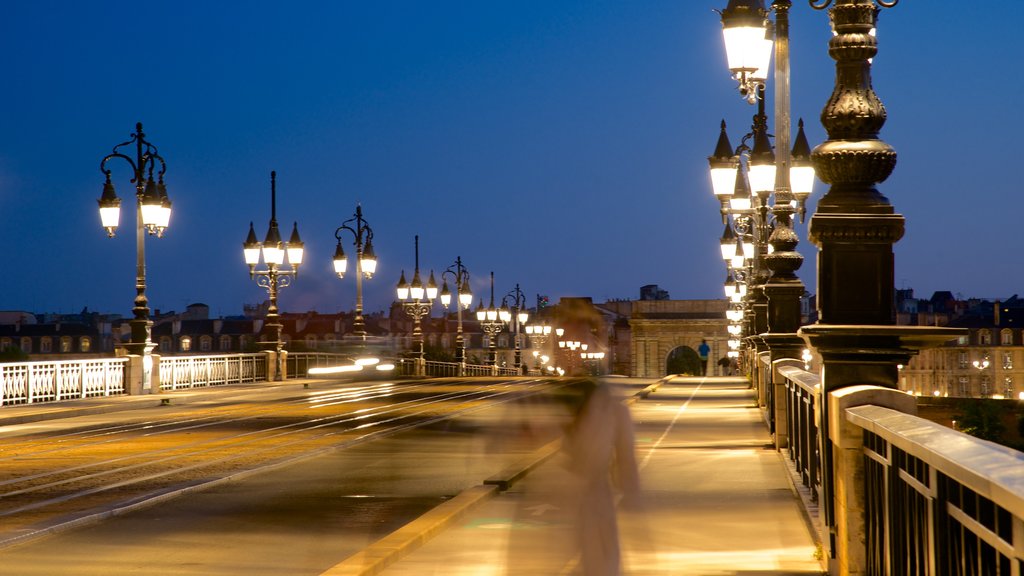 Pont de Pierre mostrando un puente y escenas nocturnas