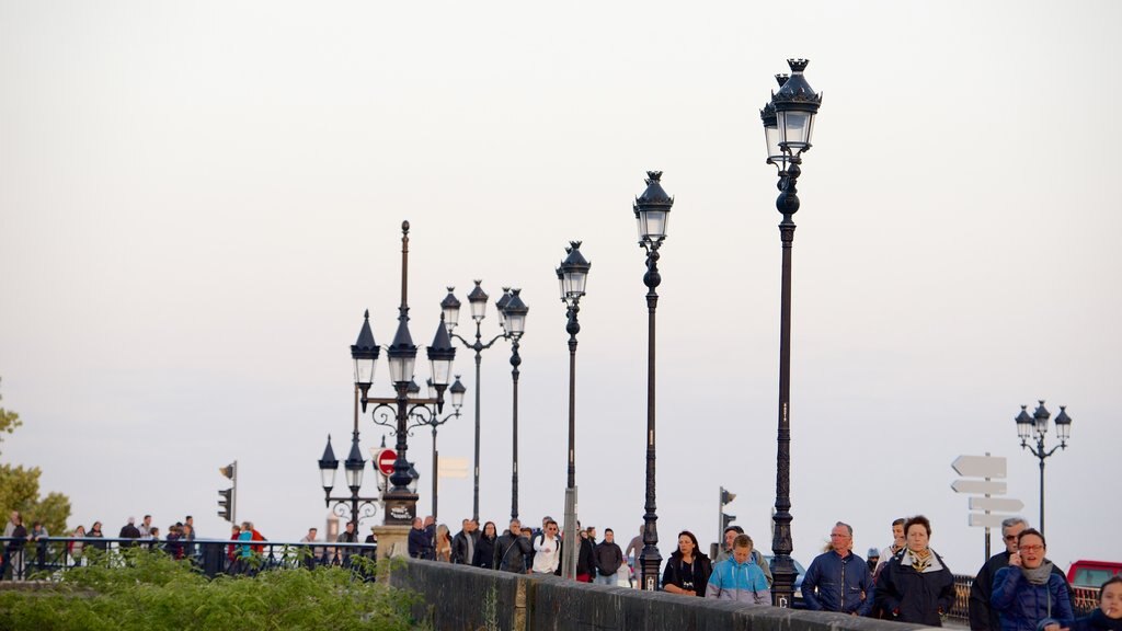 Pont de Pierre som viser en bro såvel som en stor gruppe mennesker