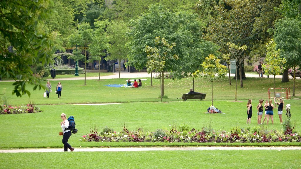 Jardin Public yang mencakup taman