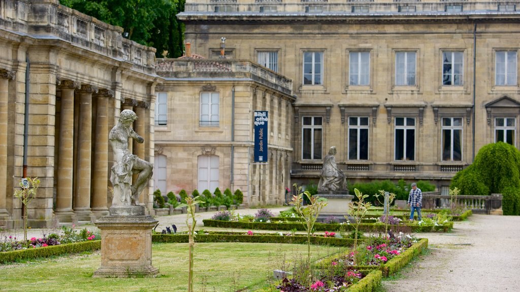 Jardin Public featuring a park, heritage elements and a statue or sculpture