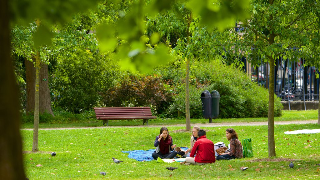 Jardin Public which includes picnicking and a park as well as a small group of people