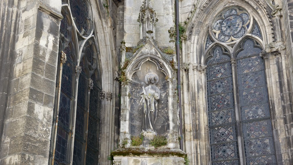 Cathedrale St. Andre showing a statue or sculpture, a church or cathedral and heritage architecture