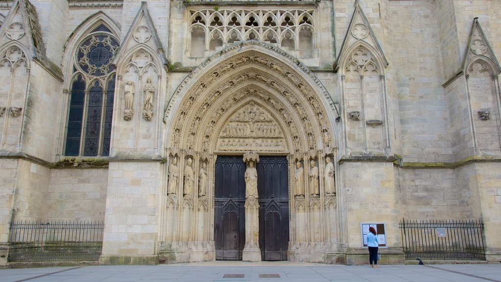 Cathedrale St. Andre which includes heritage architecture and a church or cathedral