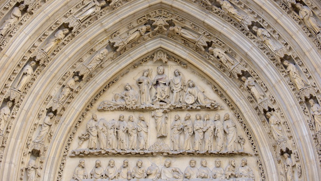 Cathédrale Saint André mostrando una iglesia o catedral, aspectos religiosos y arte