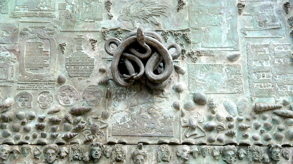 Place de la Victoire showing outdoor art