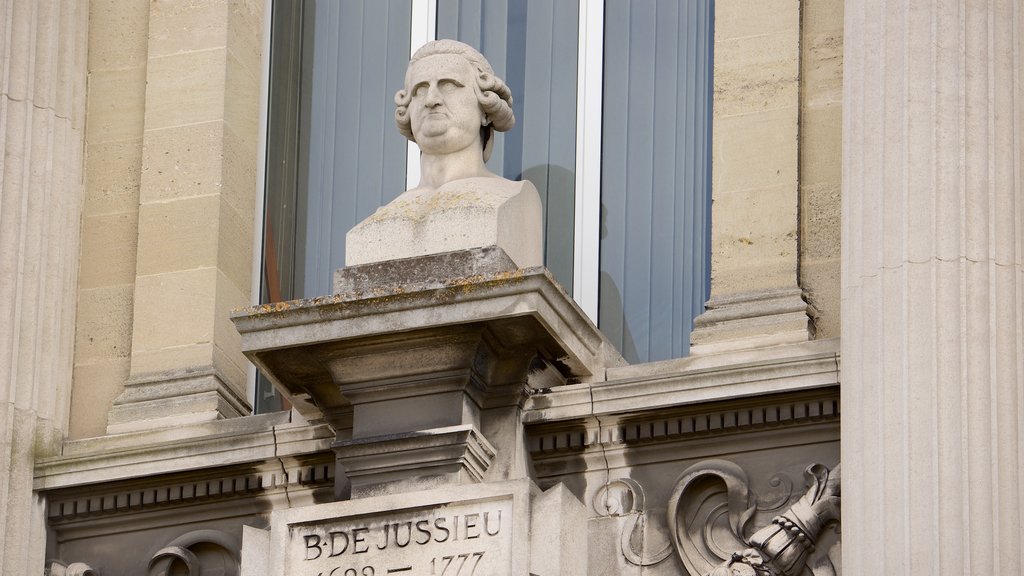 Place de la Victoire ofreciendo una estatua o escultura y un monumento