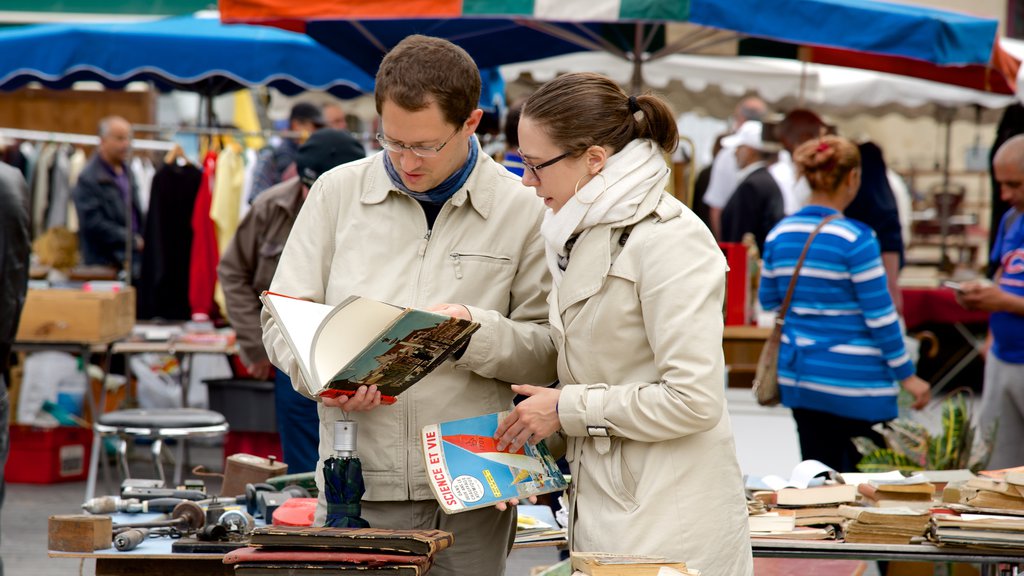 Église Saint-Michel montrant marchés aussi bien que un couple