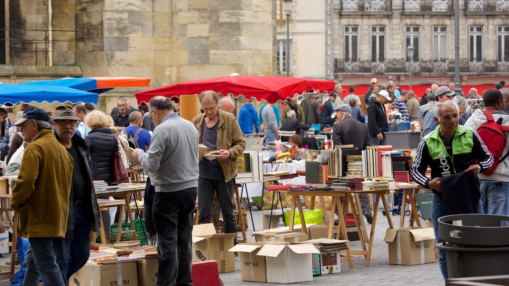 Basílica de San Miguel ofreciendo mercados y también un gran grupo de personas