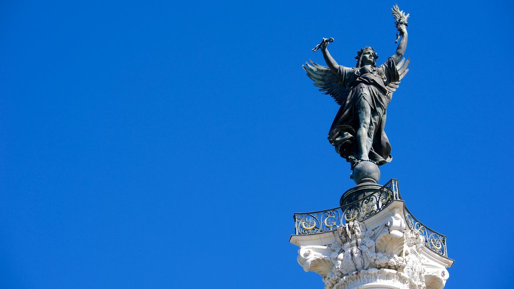 Monumento aux Girondins mostrando um monumento e uma estátua ou escultura