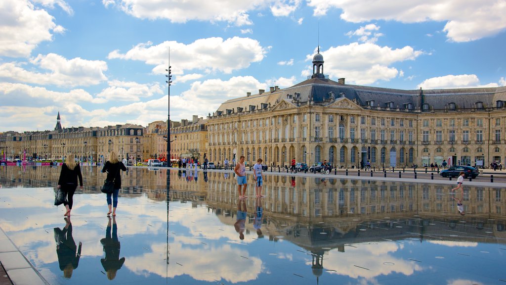 Bordeaux som omfatter historiske bygningsværker, et hotel og en plads eller et torv