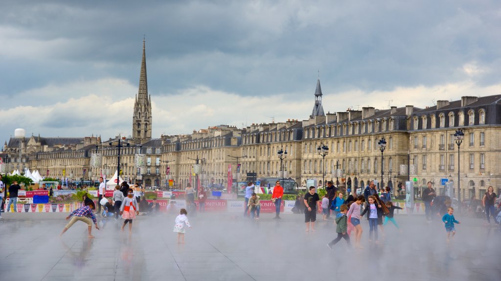 Bordeaux which includes a square or plaza, a hotel and a fountain