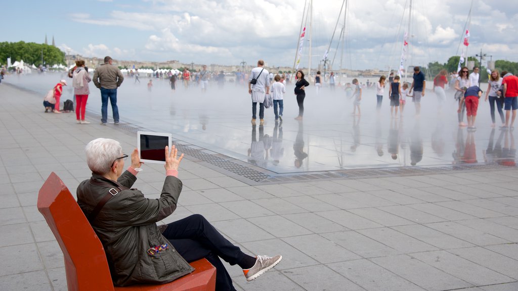 Bordeaux som visar ett torg och en fontän