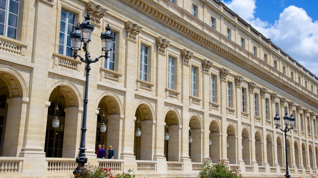 Bordeaux featuring heritage architecture and theatre scenes