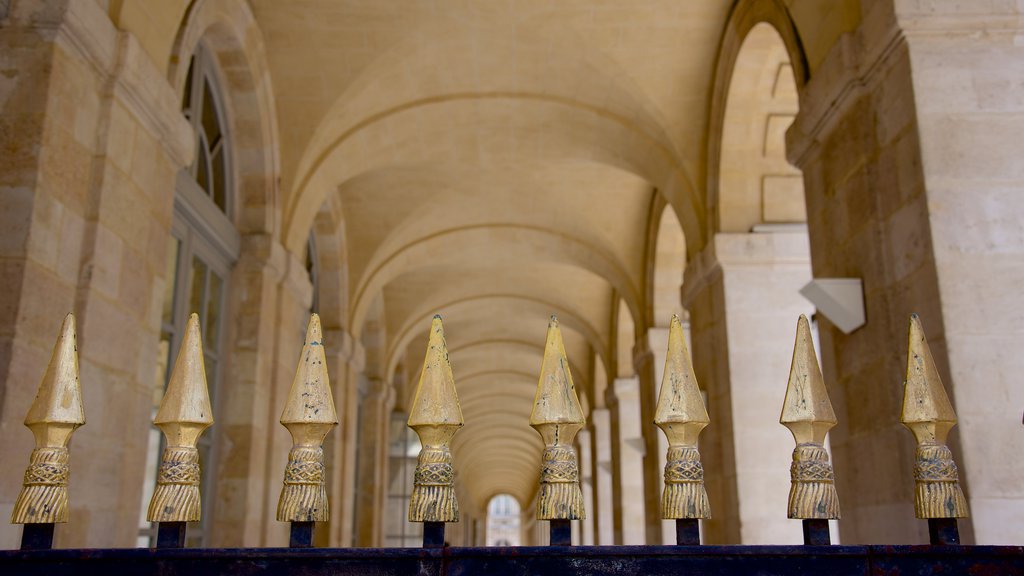 Bordeaux showing theatre scenes and heritage architecture