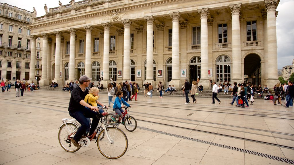 Bordeaux which includes heritage architecture and theatre scenes