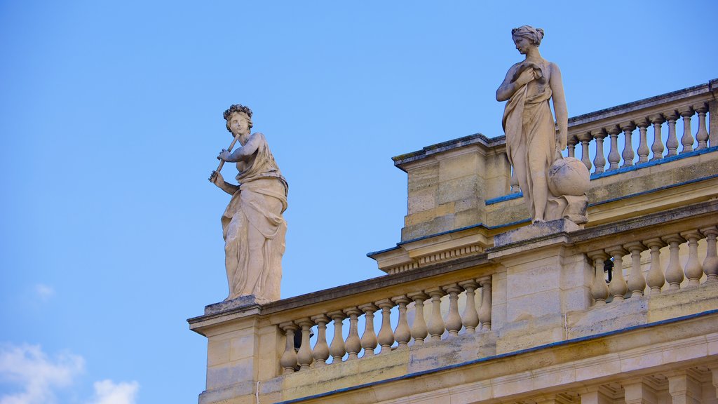 Bordeaux som omfatter teaterliv, en statue eller en skulptur og historiske bygningsværker