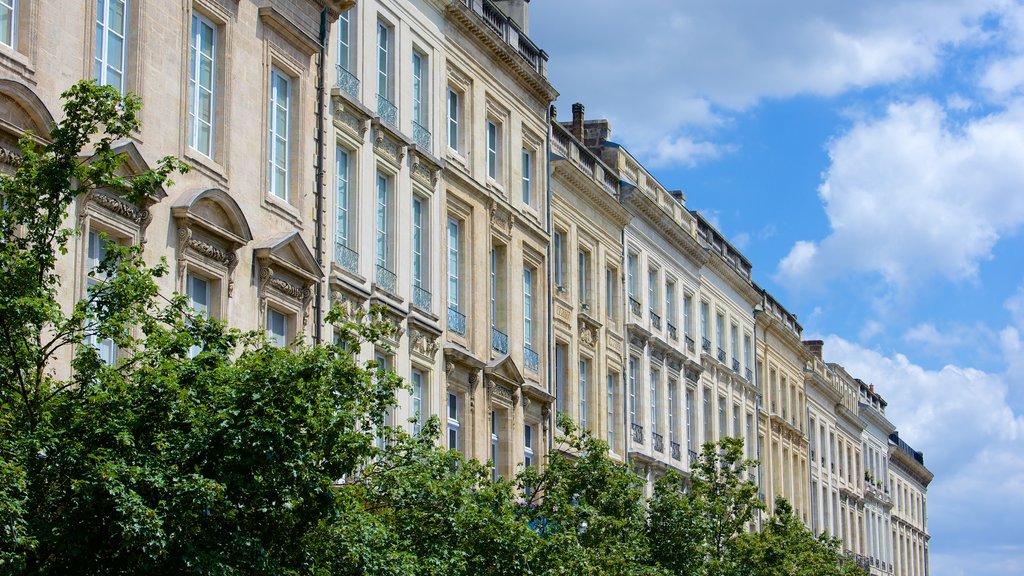 Bordeaux som omfatter historiske bygningsværker og teaterliv