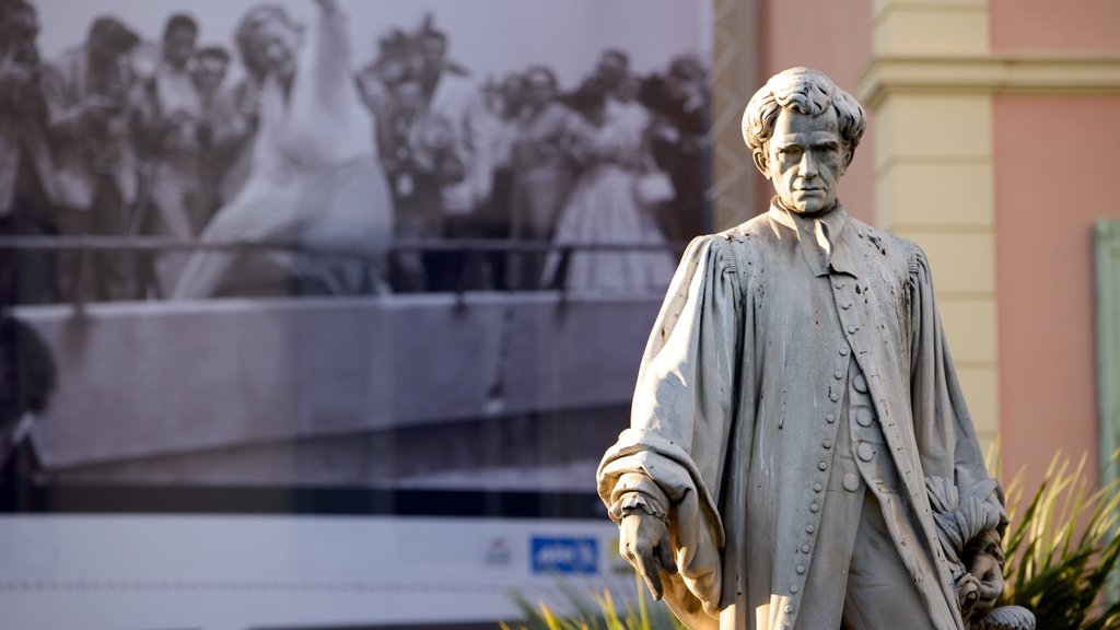 Cannes og byder på en statue eller en skulptur