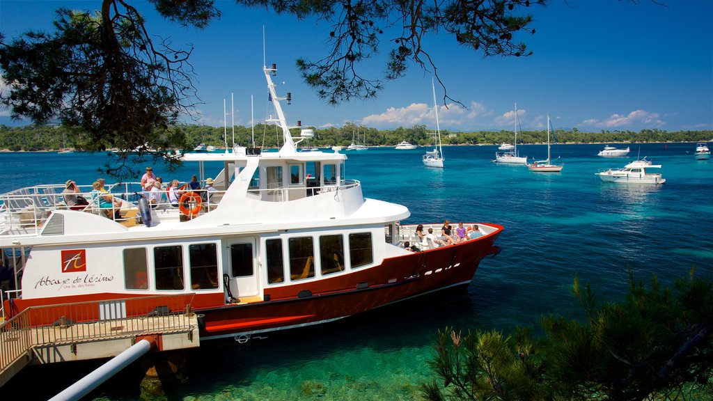 Ile Saint-Honorat som viser ferge og bukt eller havn