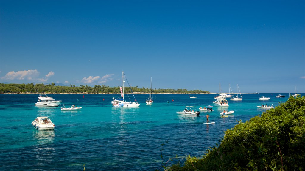 Ile Saint-Honorat showing a bay or harbour