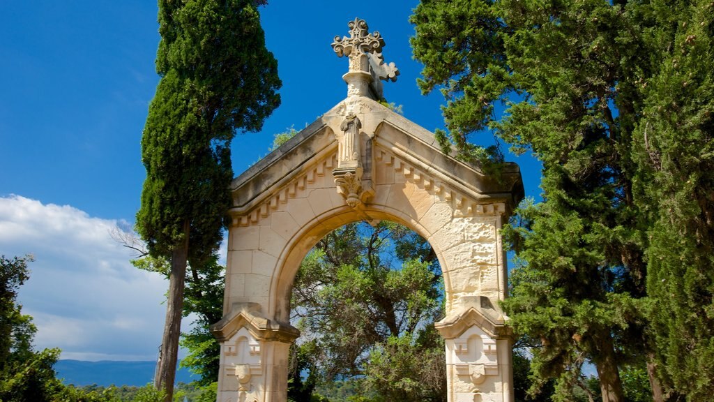 Île Saint-Honorat ofreciendo patrimonio de arquitectura