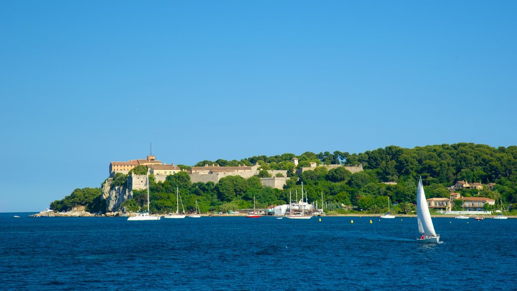 Île Sainte-Marguerite mostrando navegación y una bahía o puerto