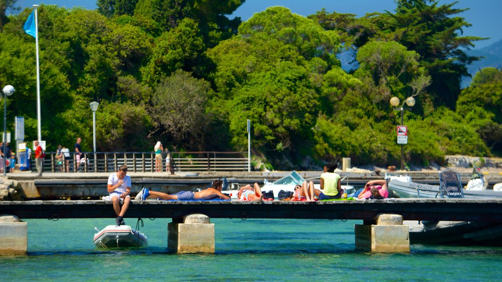 Île Sainte-Marguerite y también un pequeño grupo de personas