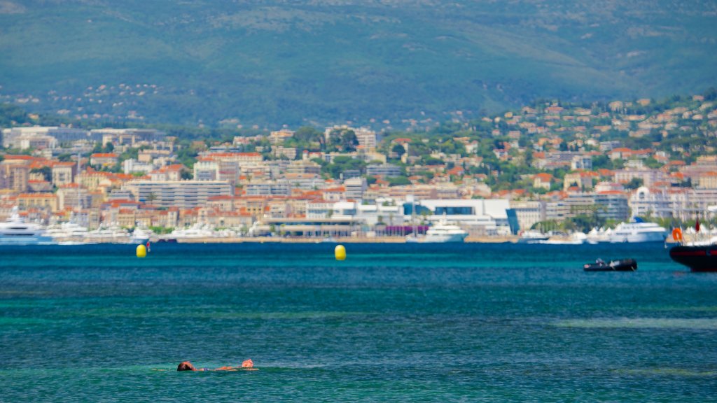 Île Sainte-Marguerite ofreciendo una ciudad costera y una bahía o un puerto