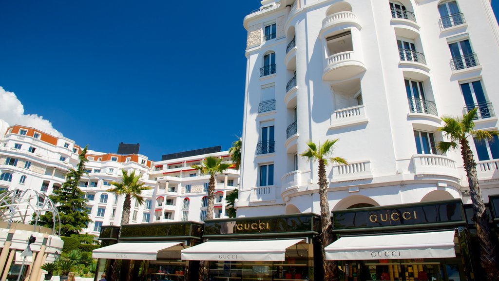 La Croisette mettant en vedette un hôtel