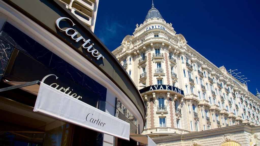 La Croisette mettant en vedette un hôtel