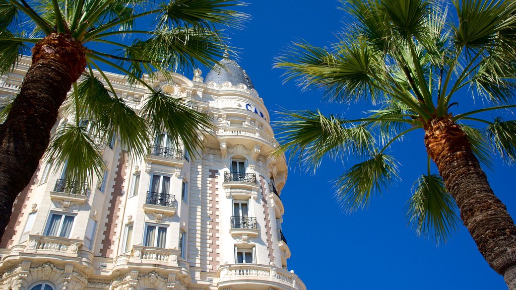 La Croisette which includes a hotel