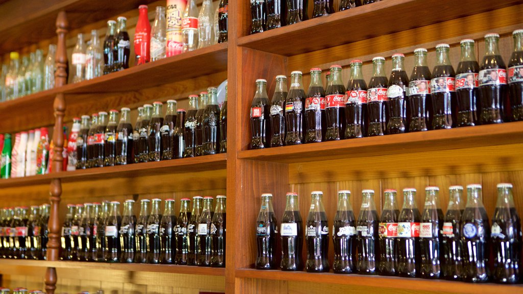 Biedenharn Coca-Cola Museum mostrando bebidas o tragos y vista interna