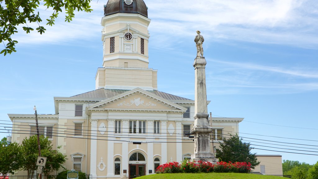 Port Gibson showing an administrative building, heritage architecture and a statue or sculpture