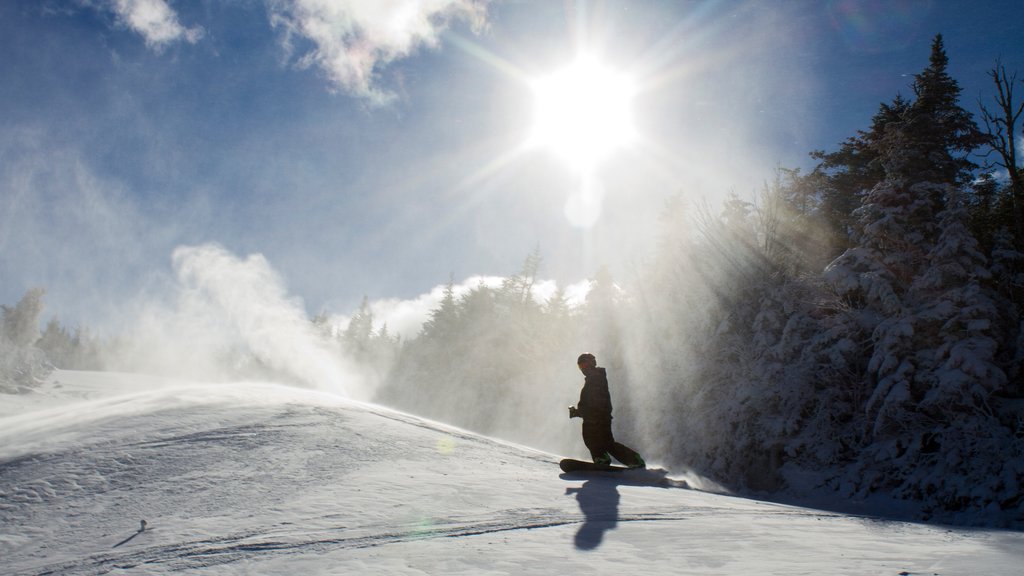 Whiteface Mountain showing snowboarding and snow as well as an individual male