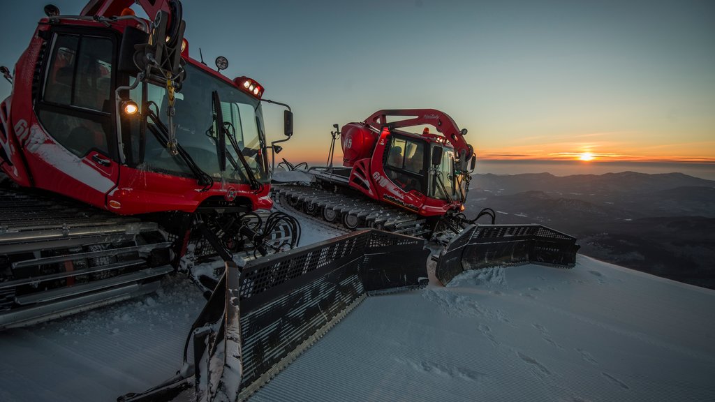 Whiteface Mountain som viser en solnedgang og sne