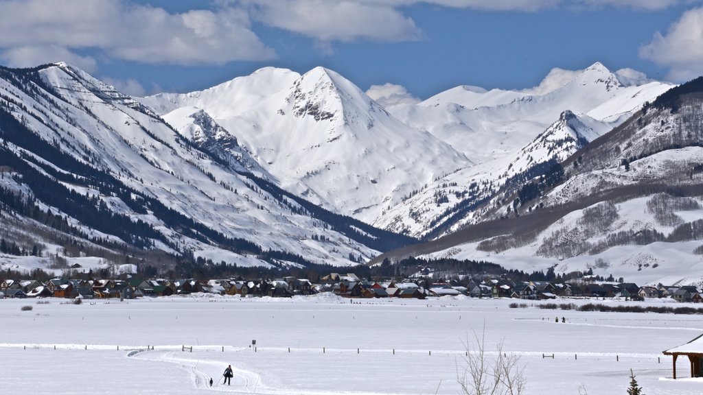 Crested Butte Mountain Resort mit einem Schnee, Berge und Kleinstadt oder Dorf